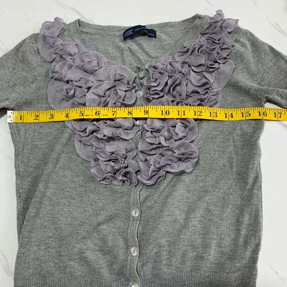 Zara Gray Ruffled Button Down Semi Cropped Lightweight Sweater Size Small - Picture 7 of 9